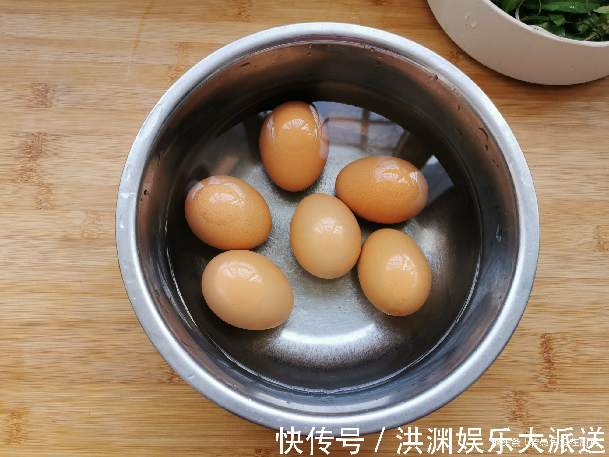 煮鸡蛋该用冷水还是热水教你煮鸡蛋的3个小窍门，不粘壳还好剥