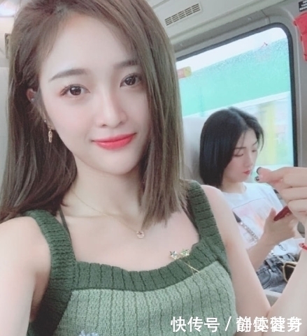 随意的时髦穿搭还很接地气,秀出精致锁骨,还可以飒气十足