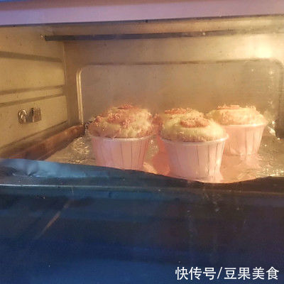 #健康甜蜜烘焙料理#草莓酥粒马芬蛋糕