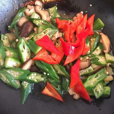 一日三餐|好吃又营养的秋葵炒香菇