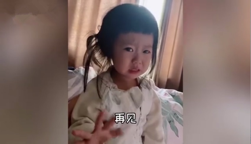 孩子戒奶|小女孩离乳期含泪与母乳“告别”火了，网友：看出来还是很舍不得