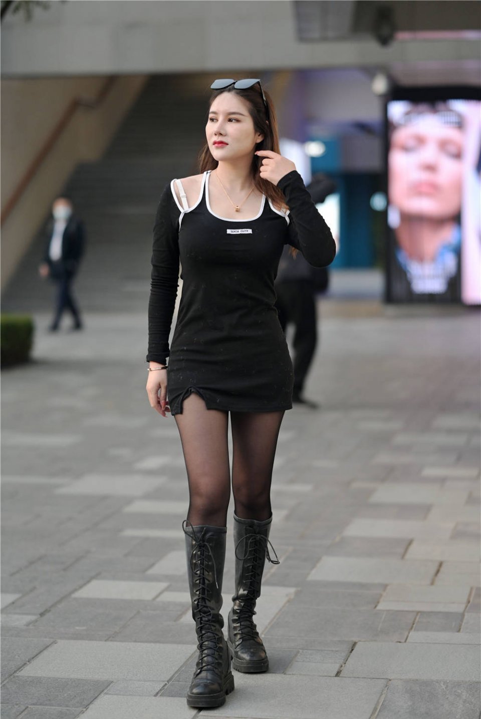 长靴|街拍:秋天小姐姐依旧黑色丝袜+长靴,上长下短还是要注意保暖哦