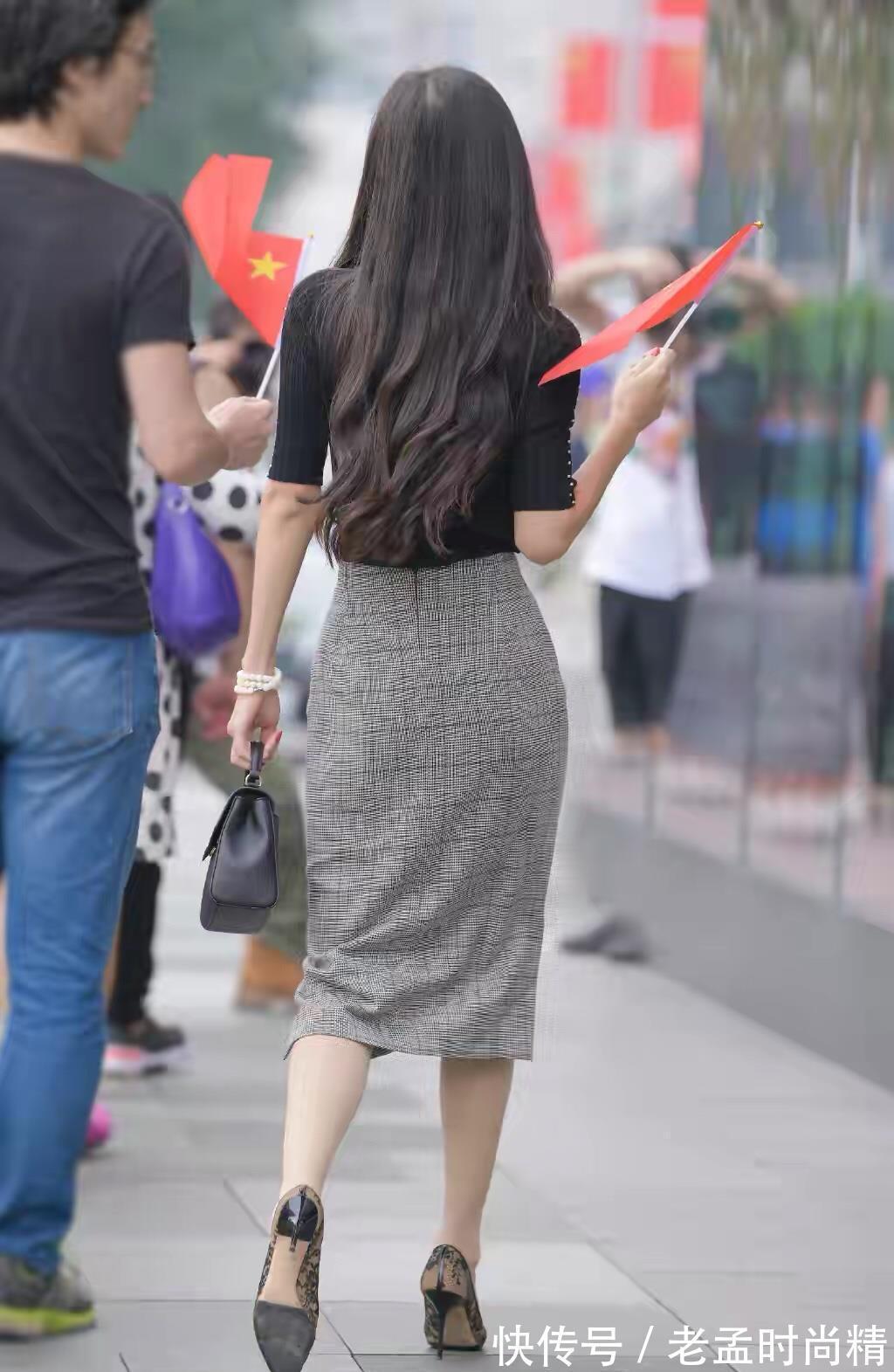 气质|气质女生就是会穿,黑色针织短袖衫配半身裙,成熟优雅又魅力十足