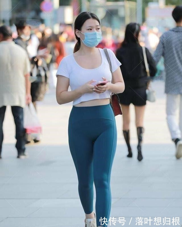 修身 打底裤可以很好的修身显瘦,而且还很时尚洋气,很多女生都喜欢!