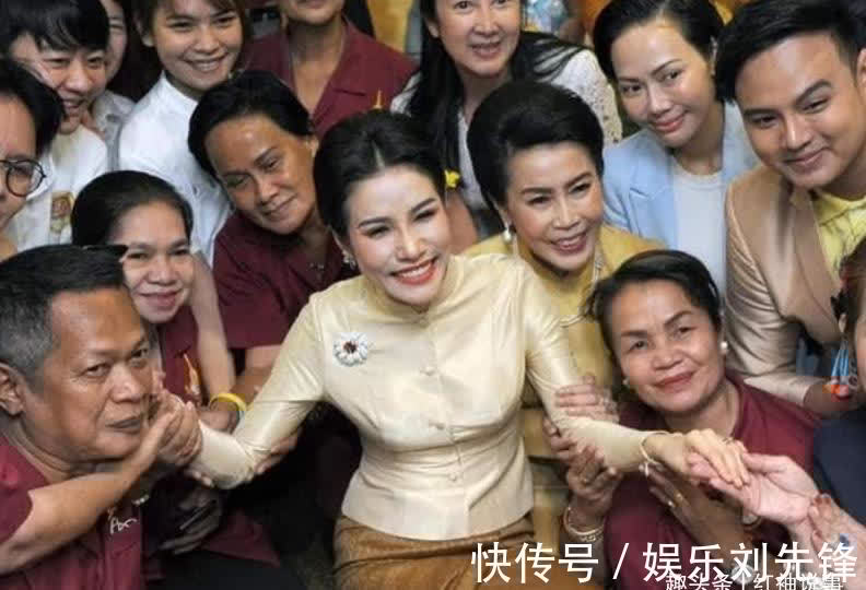 诗妮娜贵妃#诗妮娜仪容仪态减分,行屈膝礼时似“鹌鹑”,不如王后端庄大气