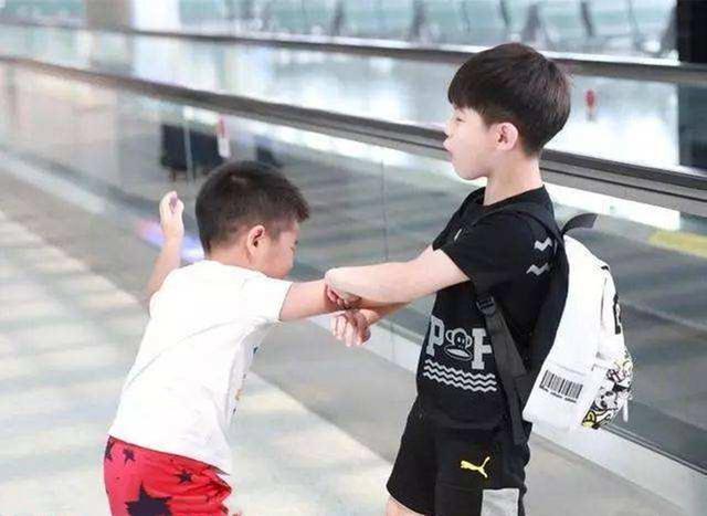 弟弟|“醋王宝宝”火了!看到妈妈只抱了姐姐,自己在一旁委屈得掉眼泪