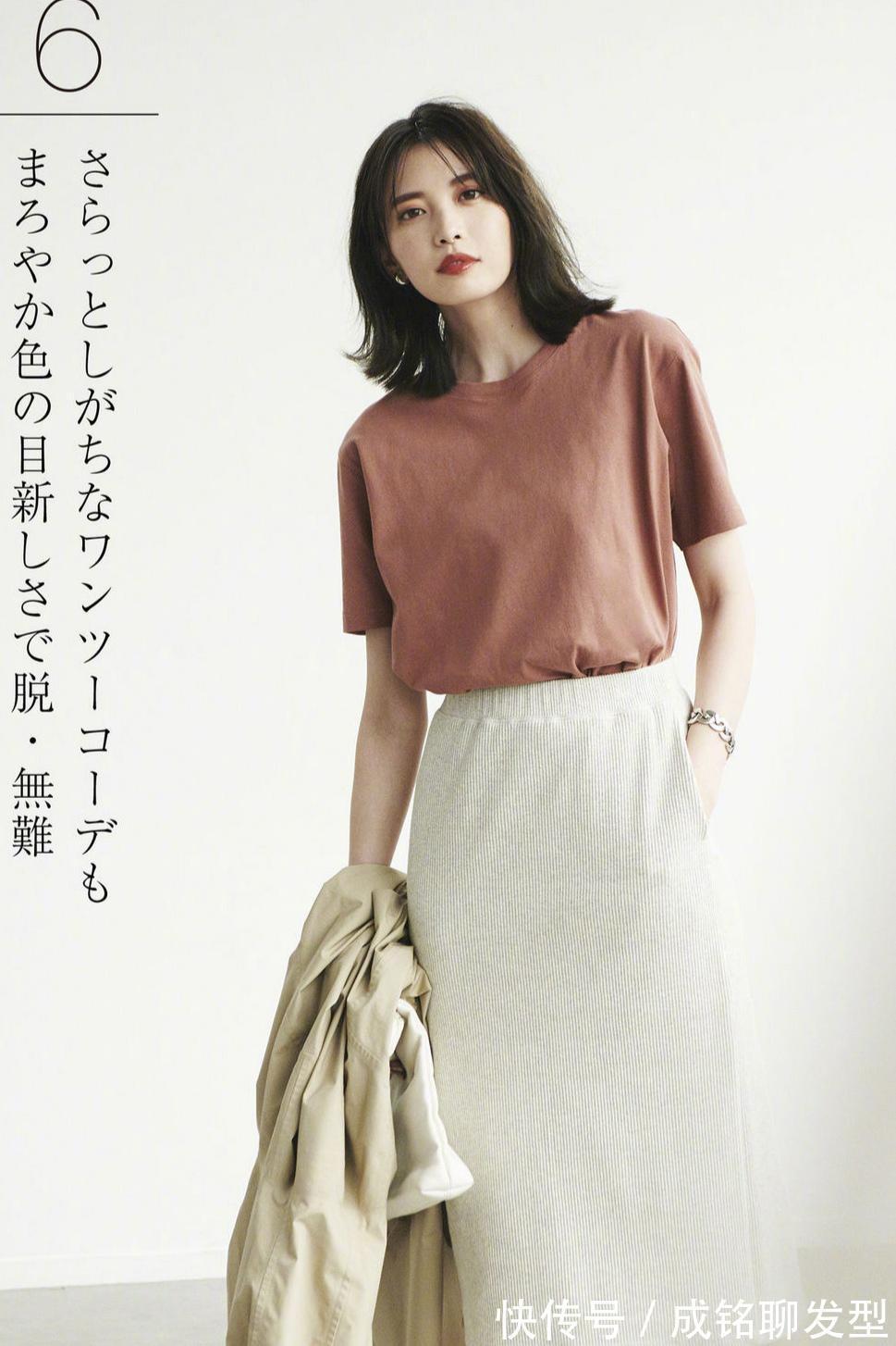 白色t恤|35+女人学会“基础款”穿法,时尚减龄不失高级感,显年轻又吸睛