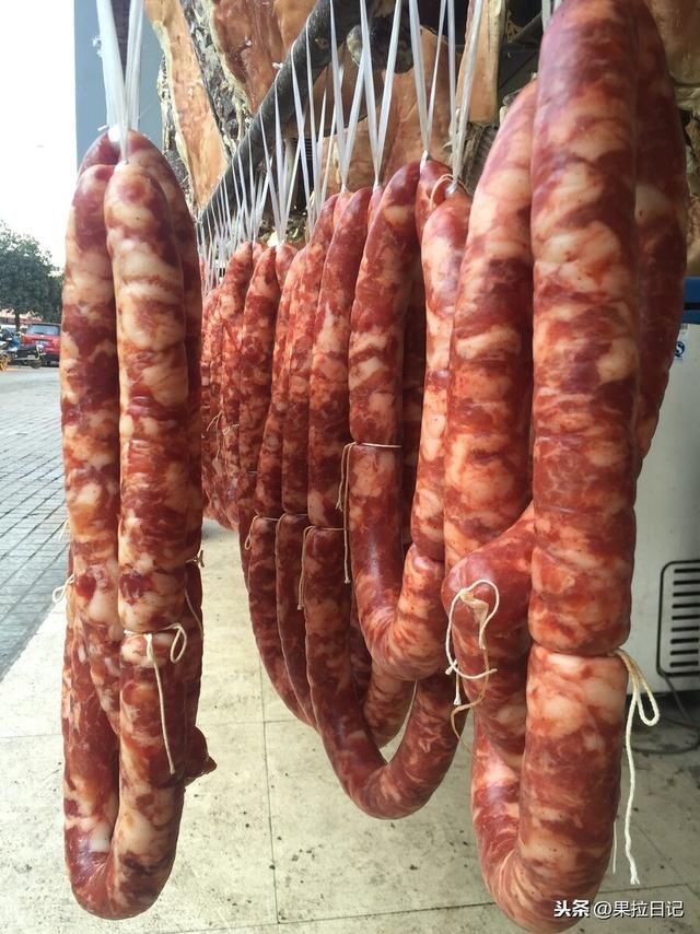 盐水|炒腊肉时,直接炒就太咸了!教你3招,腊肉好吃不腻,咸香适口