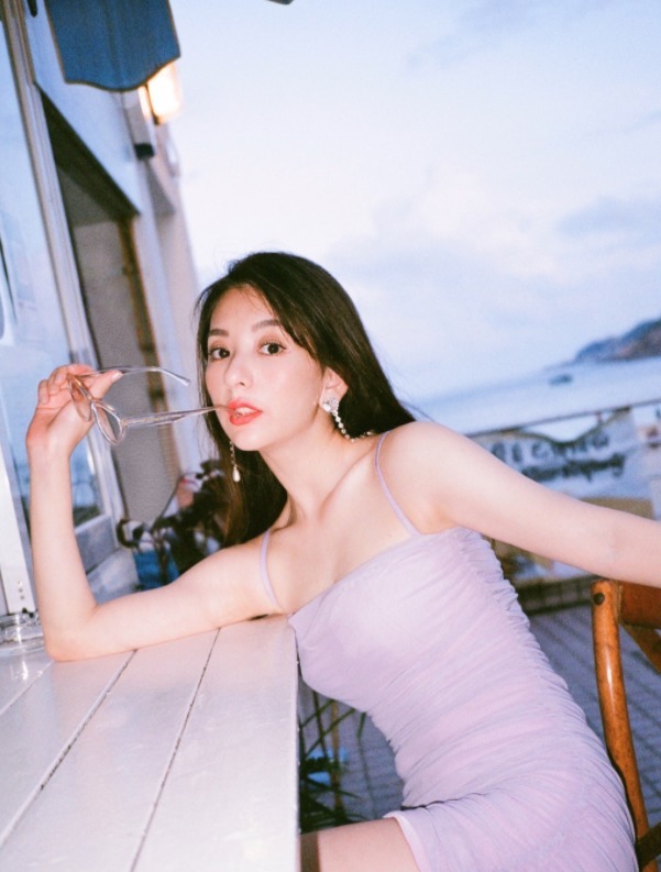 雪纺衫|方媛不愧是“天王嫂”,穿雪纺衫配黑色连衣裙甜美温柔,娇俏可爱