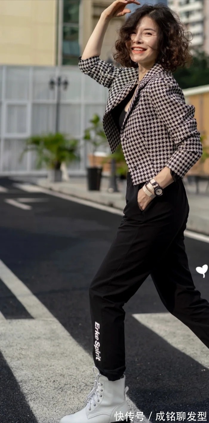 半身裙|五十岁也能穿出“少女感”,跟着博主学穿搭,既有品位更赚回头率