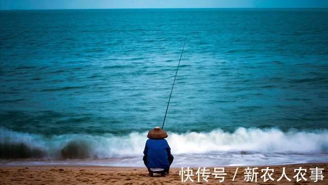 湖北一男子野钓过瘾,意外收获1.68米的“淡水之王”,直接扛回家