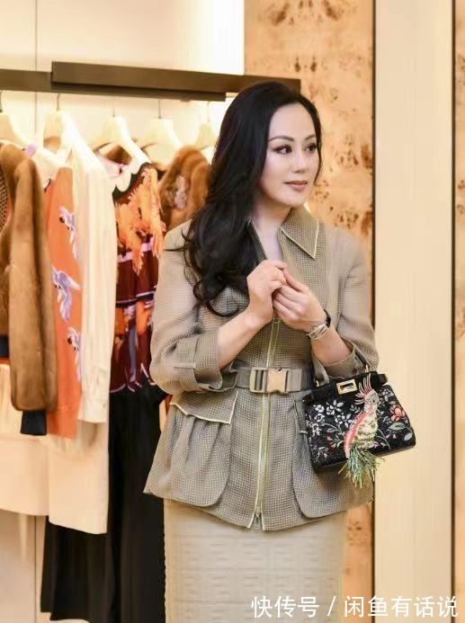 印花|章小蕙自带名媛气质,微胖身材穿小黑裙更迷人,一看就是高级贵妇