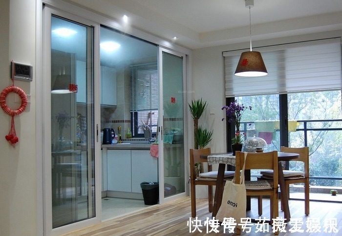 螺帽|周末去同事家蹭饭,才知道厨房推拉门早过时了,聪明人都这样装