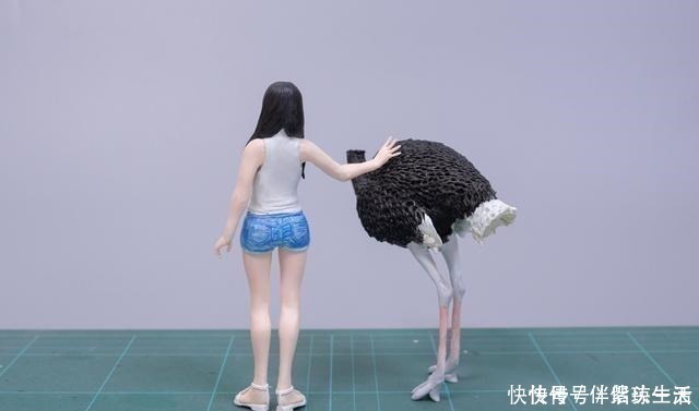 iss给女友照相错位闹笑话,手办师将鸵鸟少女做成手办,女友爱不释手
