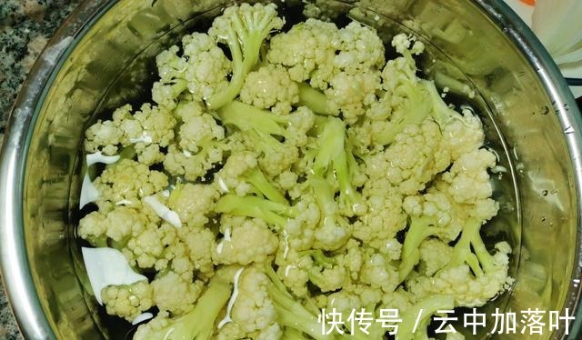 炒花菜最忌下锅焯水，教你正确做法，花菜鲜香入味口口脆爽又下饭！