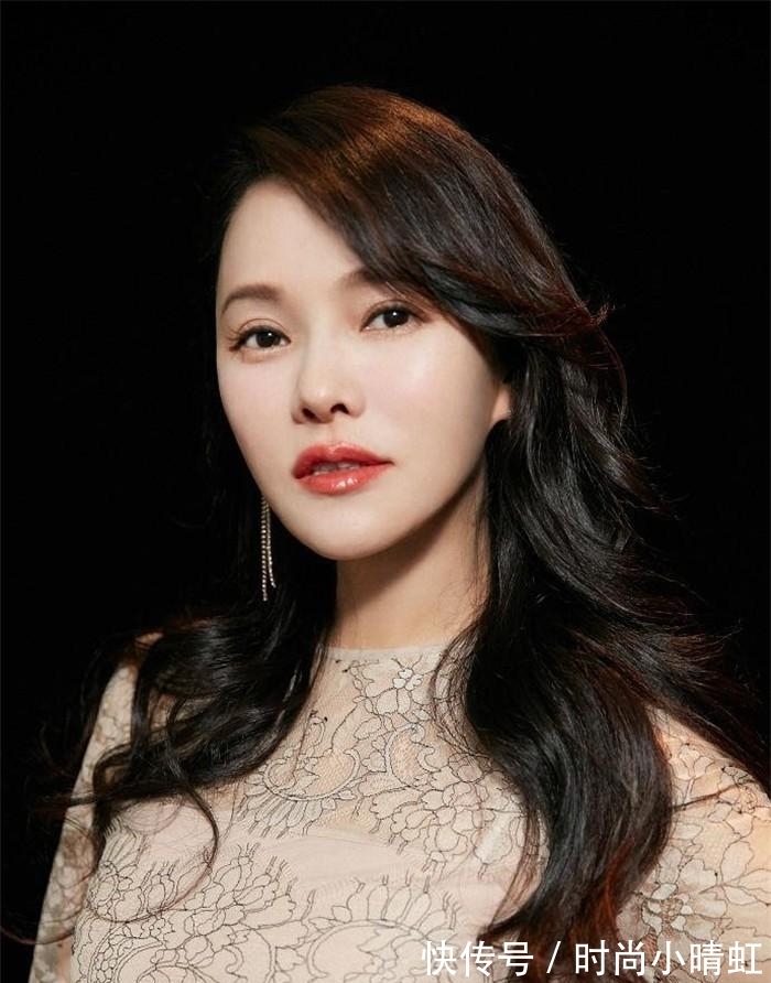 中长发 50岁左右的女人,发型不要留羊毛卷和黑长直,这些更洋气