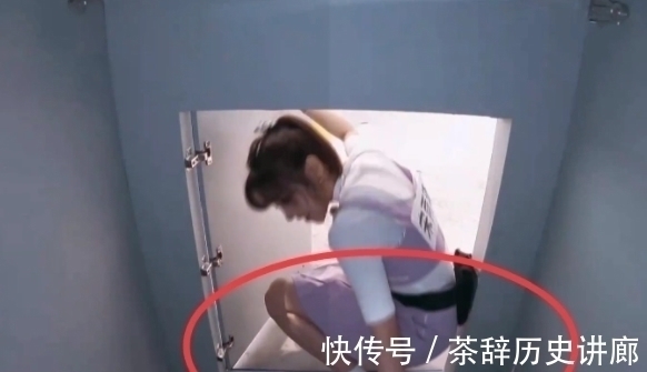 《跑男》宋雨琦穿姐妹裙,被要求钻箱子,蹲姿堪称教科书式自保