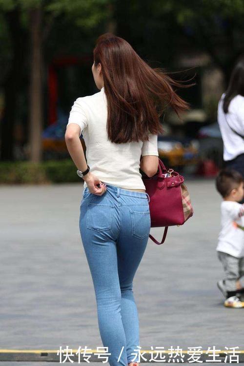 蜜桃裤|嫌蜜桃裤太长，妹子把裤脚卷几层，简直惊艳了路人吧