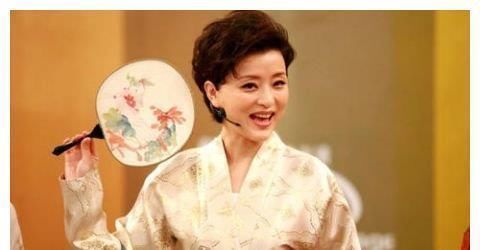 高姿态|央视主持四年辞职,赴美国转凤凰卫视,今70亿身家挎13万包高姿态亮相