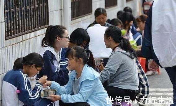 学生们|学生午饭一口未动，就被食堂大妈整盘抢走，学生整天都饿肚子