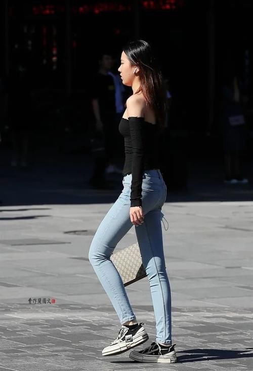 优雅|街拍：一字肩美女，穿出妩媚和优雅