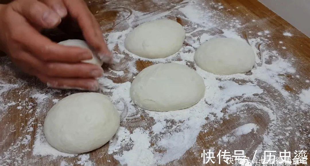 红薯馅饼|红薯别只会烤着吃了,锅里蒸一蒸,个个松软香甜,想吃都买不到