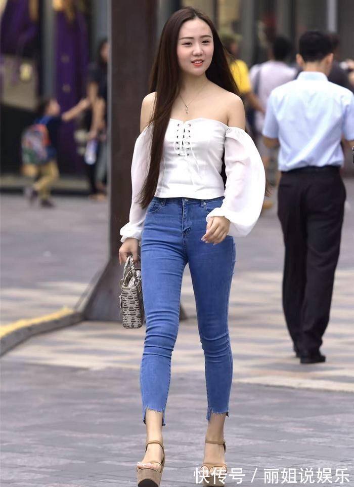 大长腿 爱穿牛仔裤的女生,身材就是好的,穿出简约大方的美