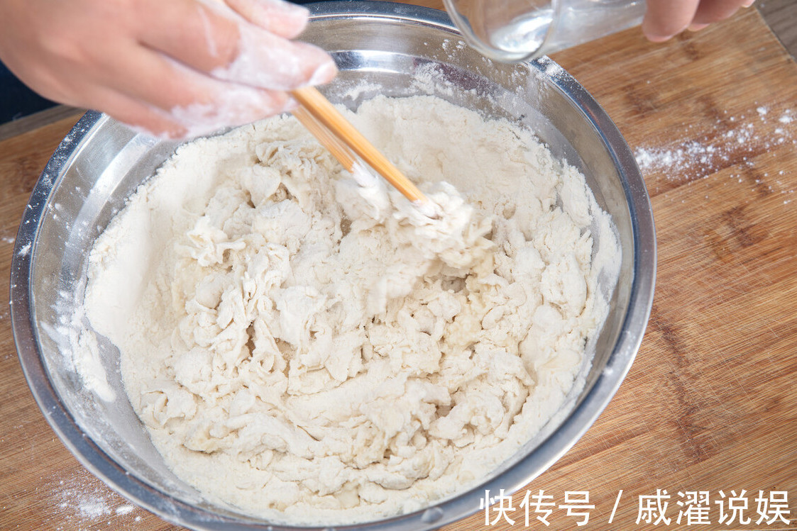 面团|蒸馒头，用冷水还是热水教你小技巧，馒头白胖不回缩，越嚼越香
