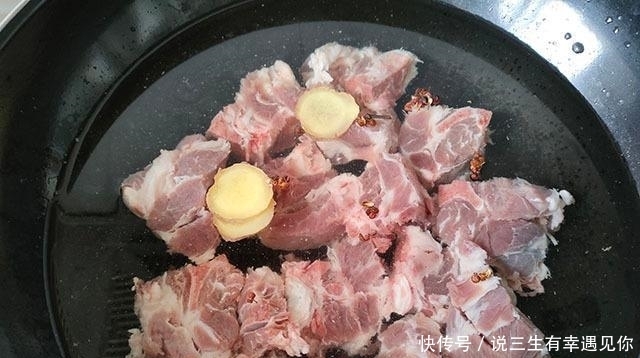 这菜儿子隔三差五喊我做,泡好加排骨炖一锅,连吃两碗饭,老香了