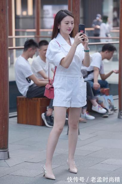 连脚裤 街拍美女：全白连体短裤，将极简进行到底，轻松穿出优雅独特品味