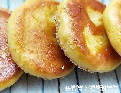 一碗玉米粉，3个鸡蛋，做松软香甜的发面饼，我家隔三差五做一次