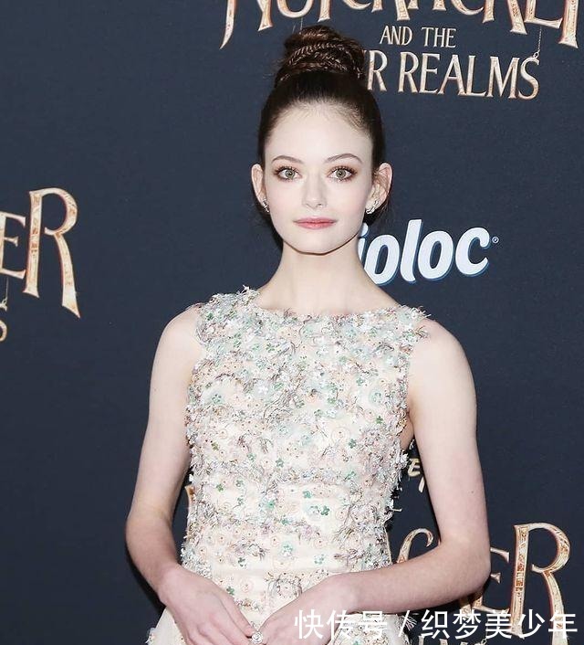 麦肯吉·弗依|小仙女麦肯吉·弗依从小美到大,明眸皓齿,穿香奈儿礼服很贵气!