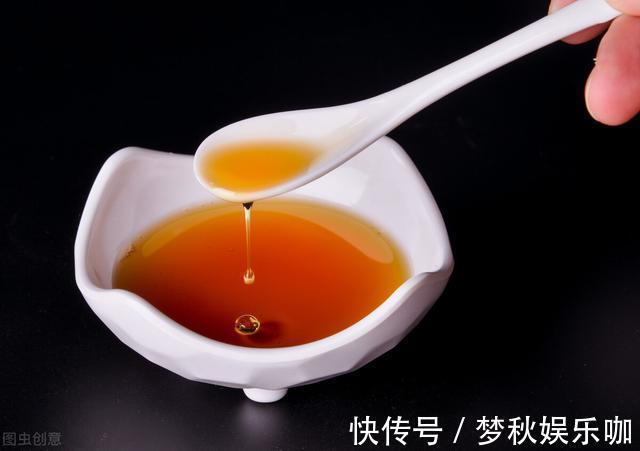 买香油,别管啥牌子,拿手上晃晃便知真假,再也不怕买到勾兑的了