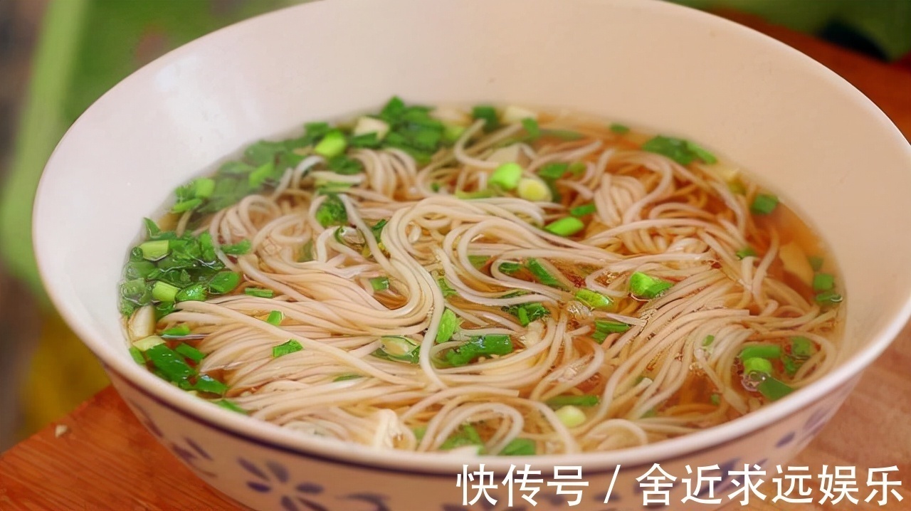 面条|晚上吃苹果容易伤胃医生建议到了晚上,这4种食物尽量少吃