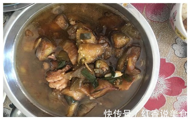 带儿子回老家过中秋,婆婆特意做一桌菜招待,饭后孩子举动很暖心
