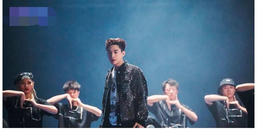 快本|演员跨界当主持张艺兴不是第一人,一本正经的兴式主持你喜欢吗?