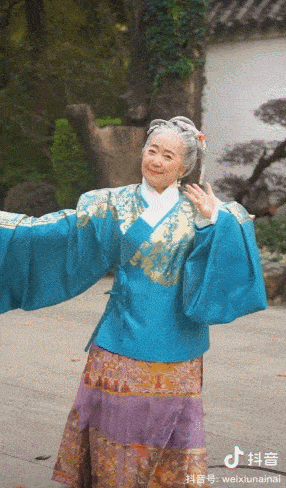 刘维秀$这位77岁的奶奶,穿上汉服也太惊艳了