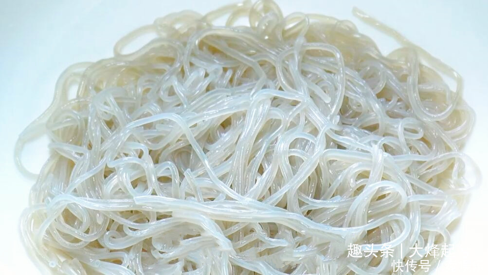 包菜炒粉条很好吃的做法，难怪以前炒粉条老粘锅，今天都告诉你