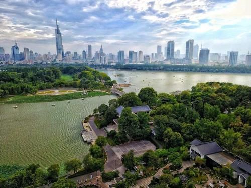 当地城市很|江苏一处东枕紫金山、西靠明城墙的湖泊，以公园正式对外开放