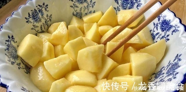 解馋|天冷了,苹果别直接吃,淋入鸡蛋液,香甜酥脆又解馋,比肉还香
