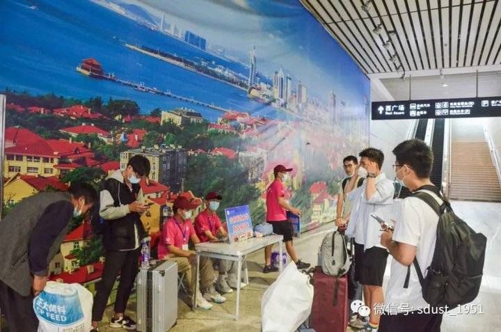 志愿者|山东科技大学迎来新生!志愿者前来接站,萌新一下车就能感受温暖