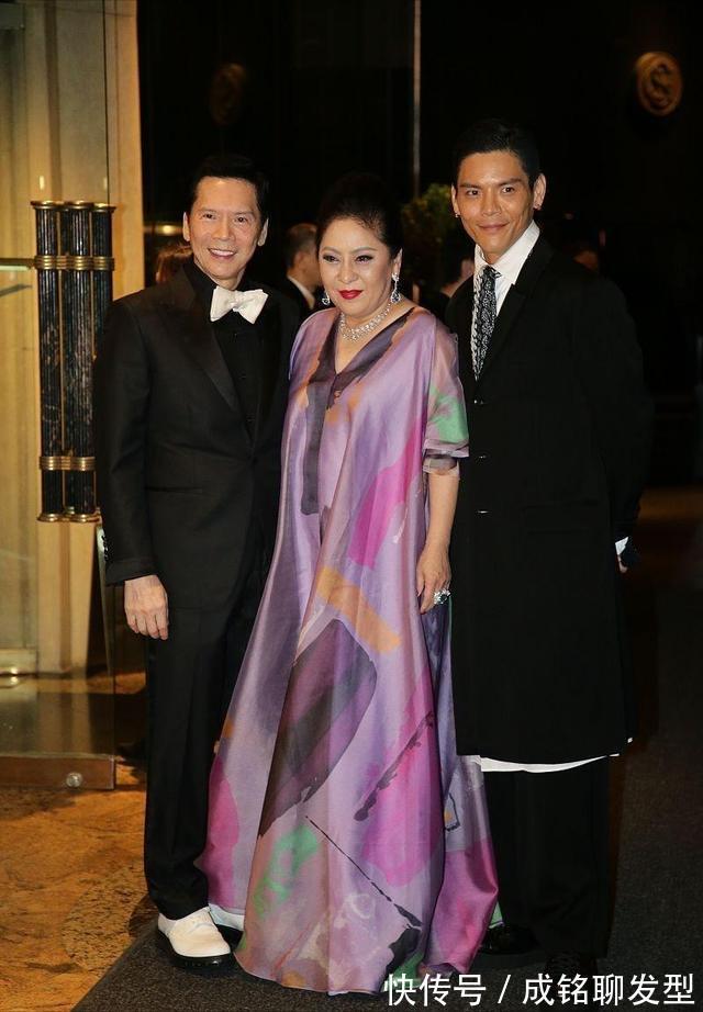 高级感|61岁向太真富态,一袭印花连衣裙透着阔太范,从容自信高级感满满