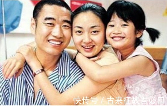 接力棒|2011年丛飞遗孀遗体告别仪式, 5岁女儿默默抹泪,上千名市民送行