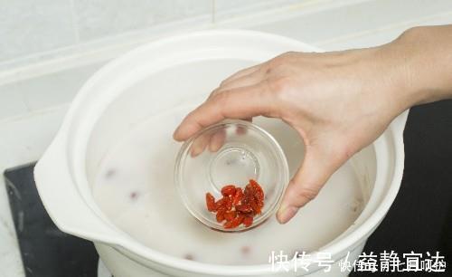 枸杞|杏仁燕麦粥浓香顺滑，充满了杏仁香气让人沉醉，喝上一口很满足