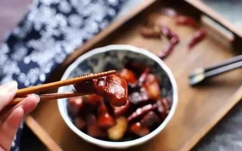  下肚|秘制红烧肉，飘香四溢、软糯可口，肥而不腻，一盘下肚，直呼过瘾