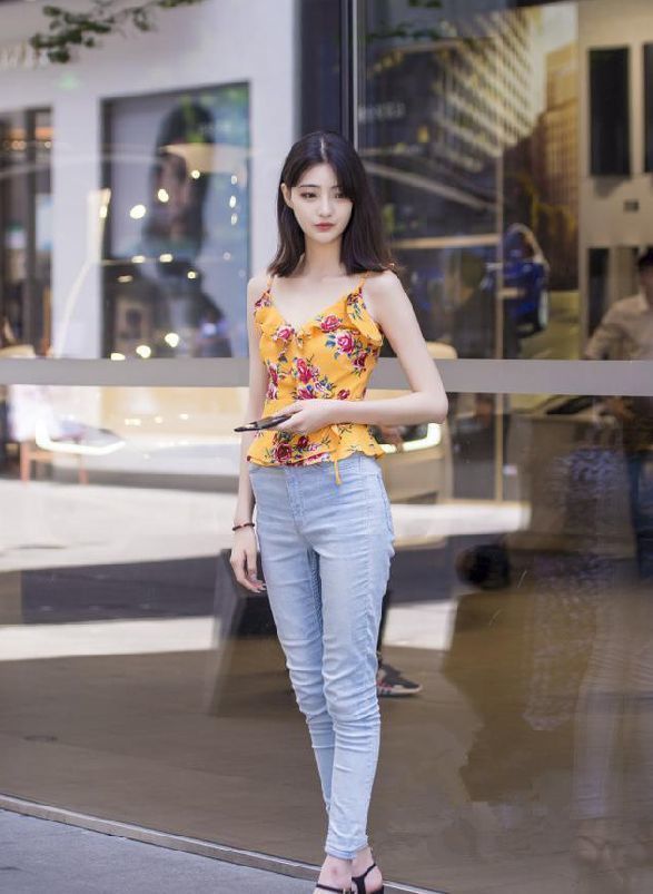 街拍:身材很不错的小姐姐,美腿是真的长,很好看呢