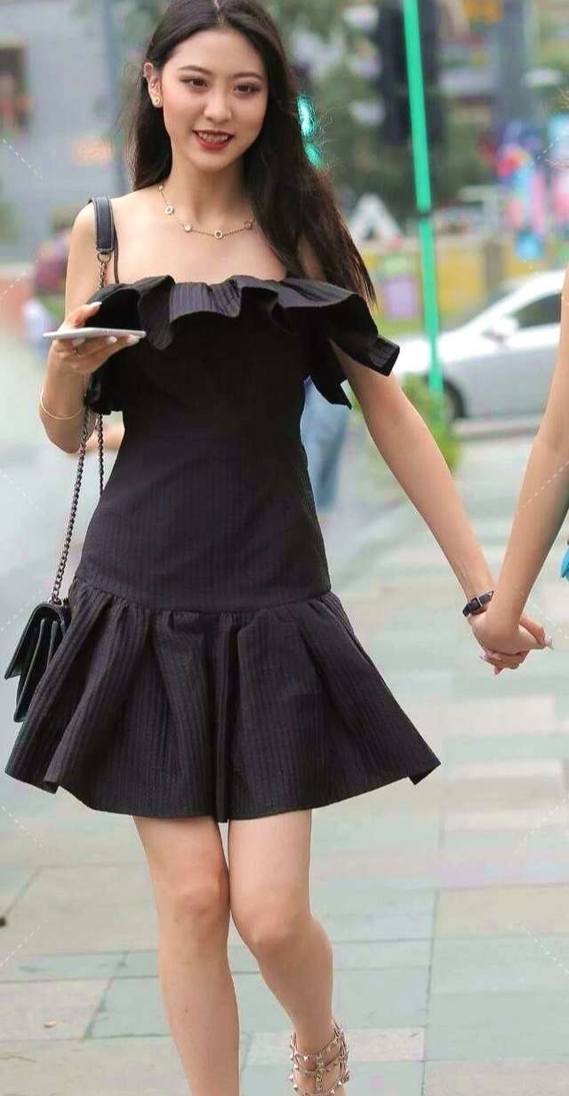 荷叶边吊带连衣裙，配上甜美笑容，让人一见倾心