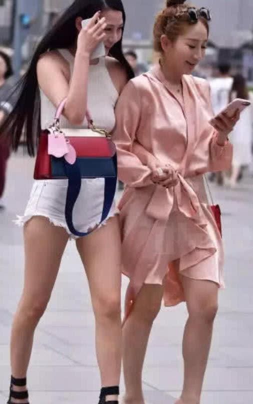 大爷|街拍小姐姐穿美衣逛街,却看到身后的大爷