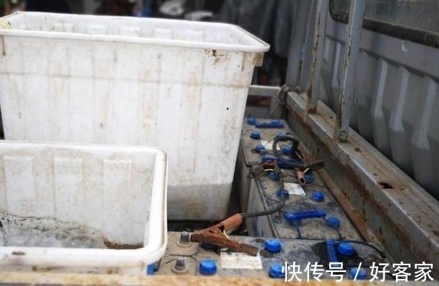 小夫妻顶烈日卖鱼不容易,很多人见到车上的设备后却放弃买鱼!