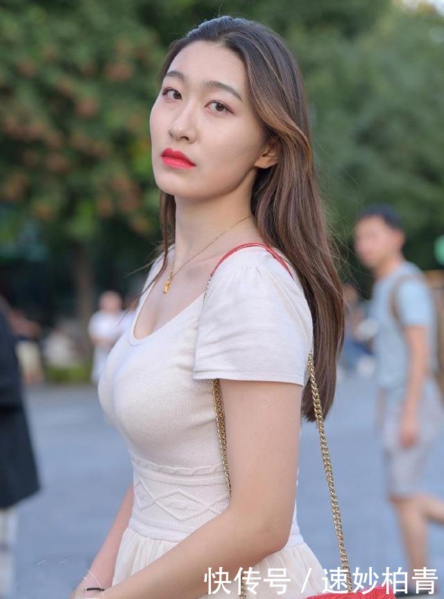 小姐姐|白色紧身连衣裙,这位小姐姐穿上,好像女大学生
